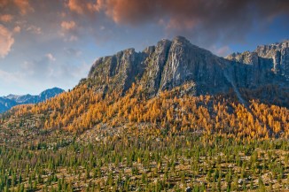 Amphitheater Mountain Bands of color