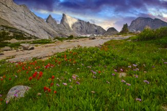 Steeple Peak and Lost Temple Spire from the trail to Deep Lake em